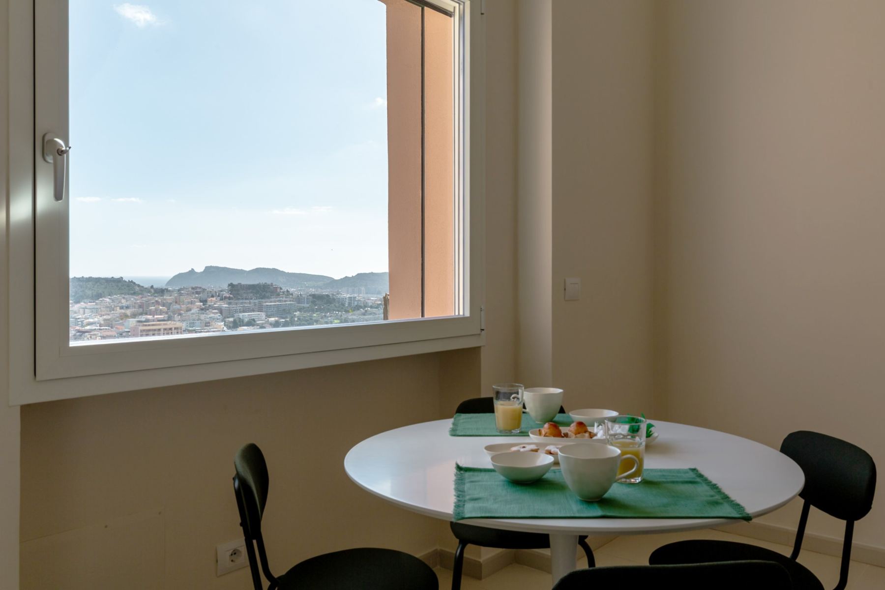 Frühstückstisch am Fenster mit Blick auf die Sella del Diavolo