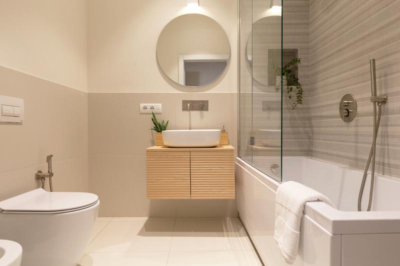 Bad mit Badewanne, Duschwand und Waschtisch aus Holz