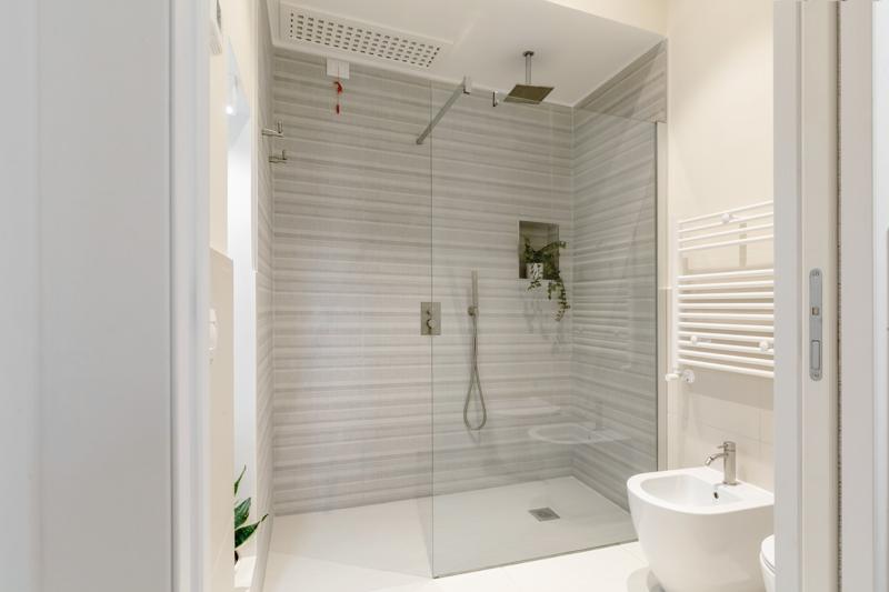 Bad mit großer begehbarer Regendusche